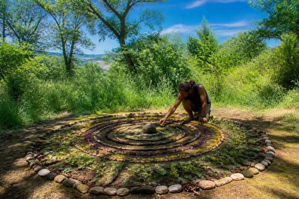 découvrez le land art, une forme d'art unique qui s'intègre et sublime la nature. apprenez à comprendre cette expression artistique en pleine nature et ses créations éphémères.
